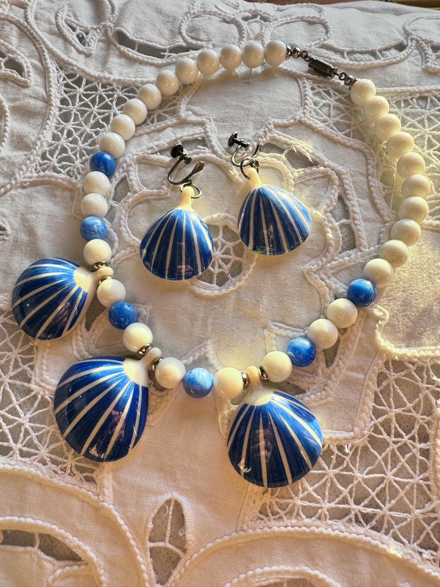 Shell Look 60s Necklace Earring Set