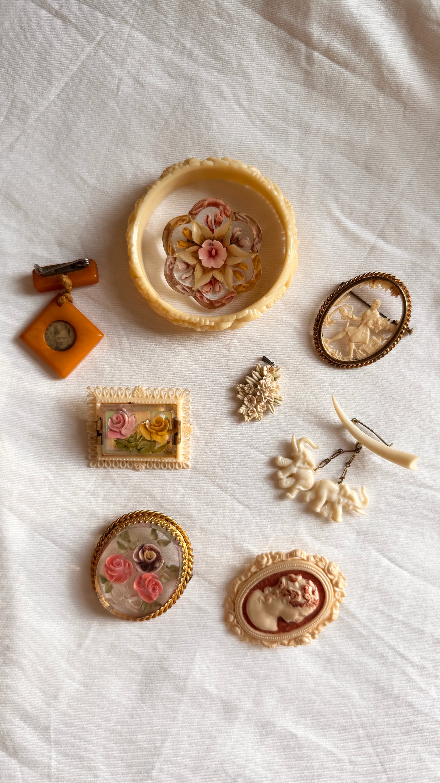 Vintage Plastic Jewellery; Bakelite, Celluloide 30s 40s Jewellery