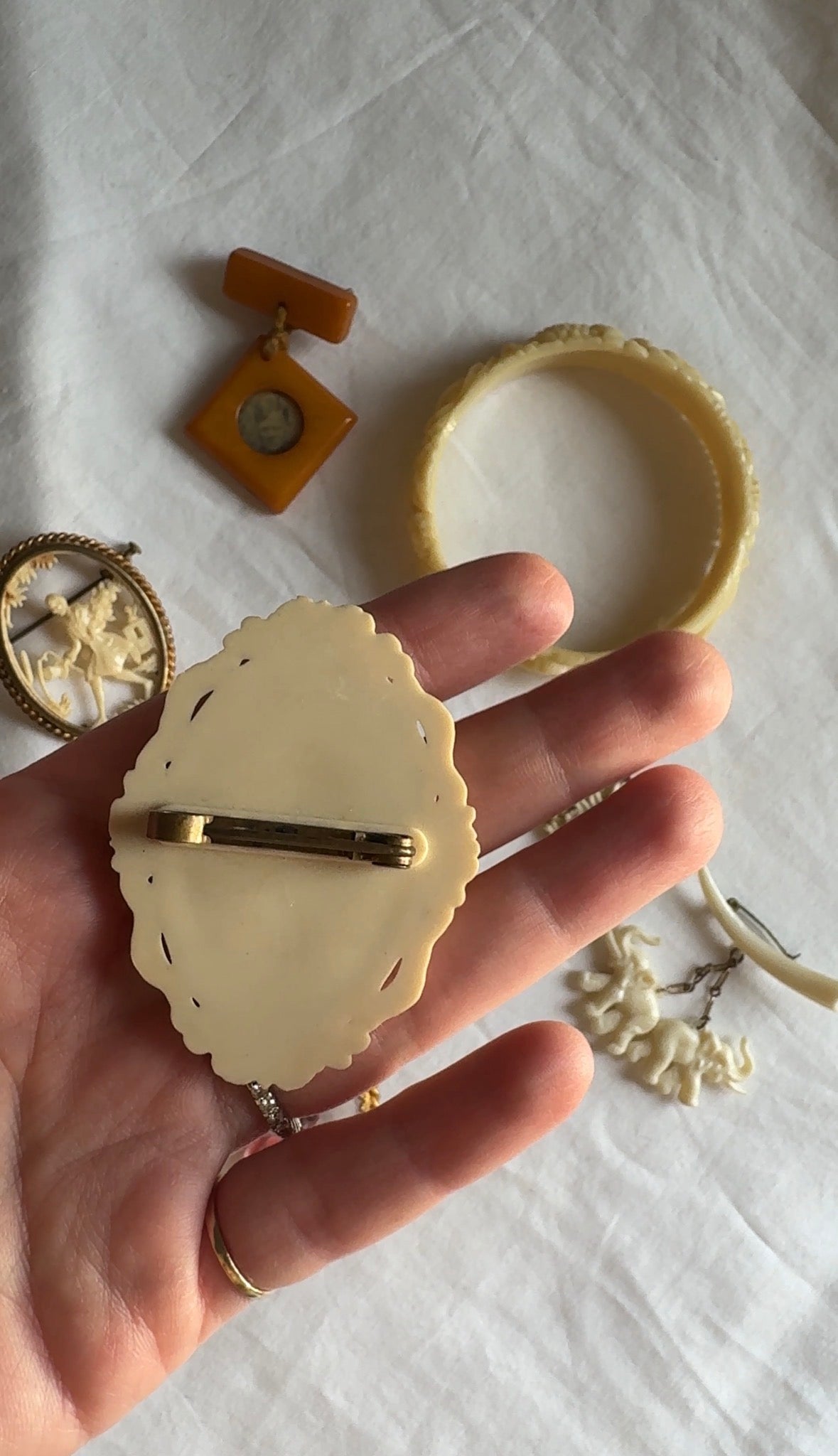 Vintage Plastic Jewellery; Bakelite, Celluloide 30s 40s Jewellery