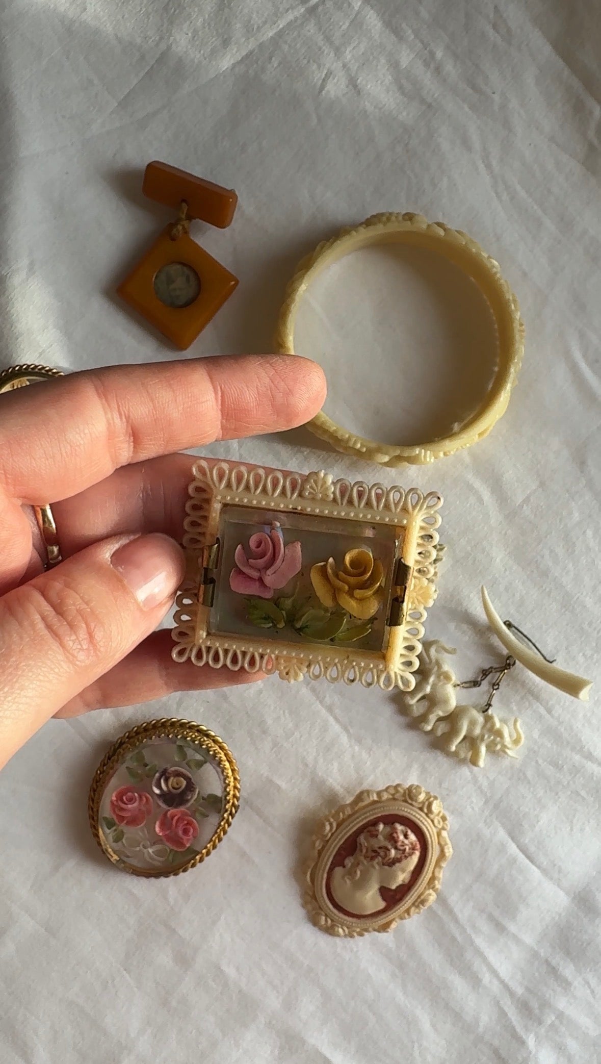Vintage Plastic Jewellery; Bakelite, Celluloide 30s 40s Jewellery
