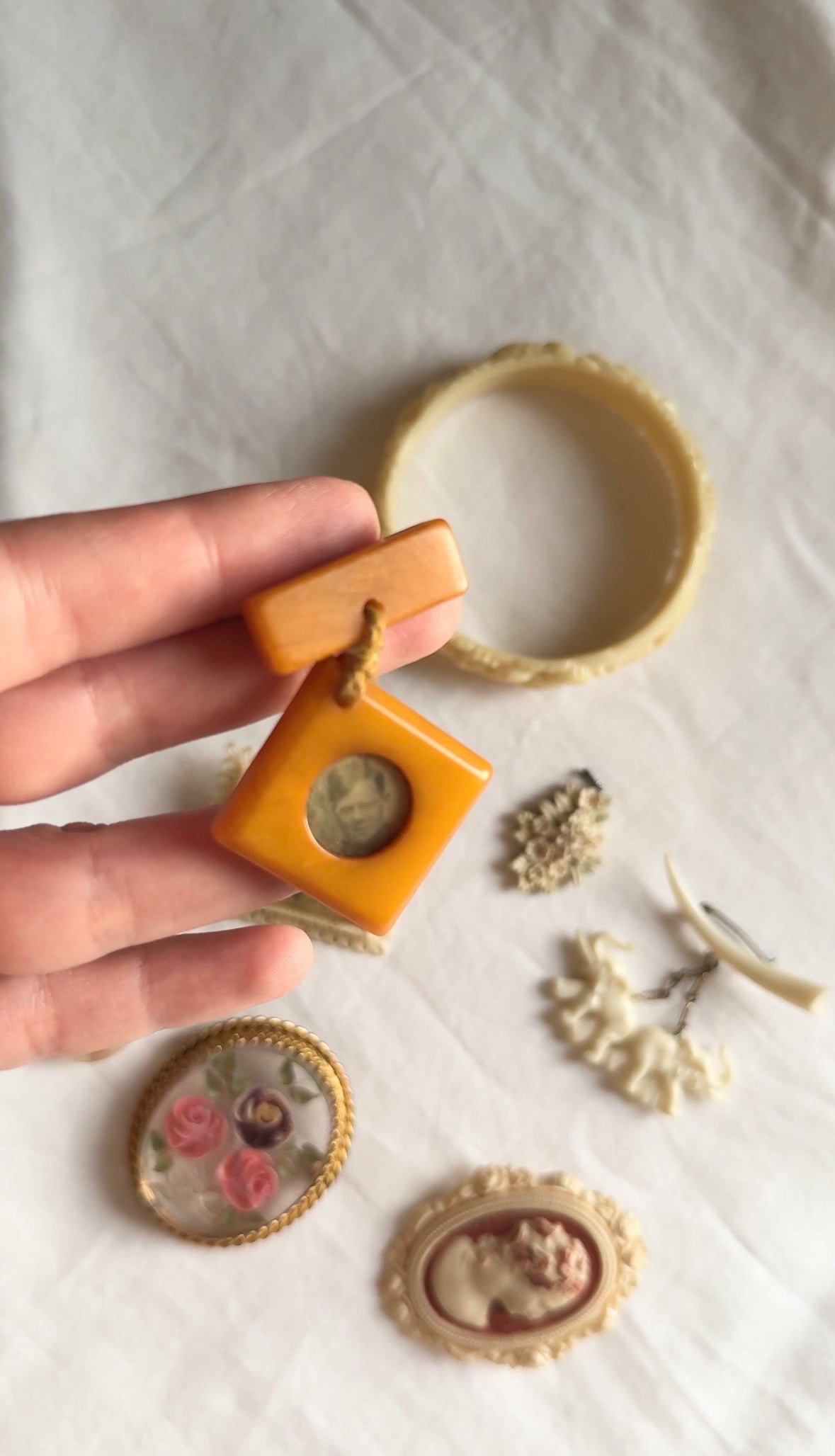 Vintage Plastic Jewellery; Bakelite, Celluloide 30s 40s Jewellery